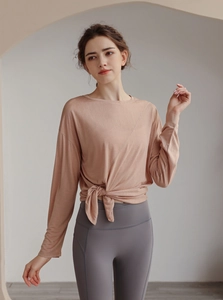 Détail du haut de yoga en tencel avec nœud décoratif à la taille et tissu respirant