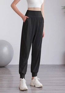 Dettaglio dei joggers neri a vita alta con fascia elasticizzata e tasche laterali capienti