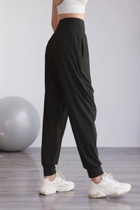 Vue détaillée du jogging de sport noir à taille haute montrant la coupe ajustée