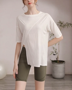 Détail du t-shirt de yoga blanc asymétrique avec short de cyclisme vert olive