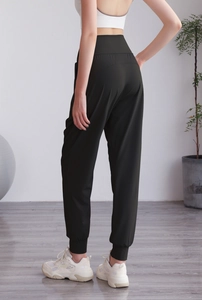 Vue arrière du jogging noir en nylon à taille haute montrant la coupe slim et les chevilles