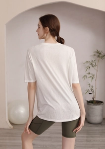 Vue détaillée du t-shirt de yoga blanc et du short cycliste olive avec poche latérale