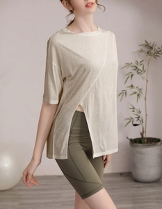 Détail du t-shirt de yoga beige clair avec fentes latérales et texture de tissu respirant