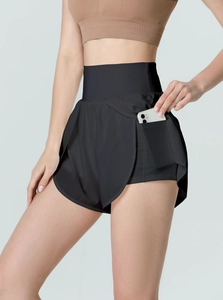 Gros plan sur le short de sport taille haute avec poche latérale pour smartphone