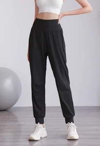 Dettaglio dei joggers neri a vita alta con fascia ampia e polsini a costine per il fitness