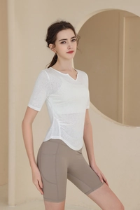 Détail d'un t-shirt respirant ajusté pour femme avec fronces latérales et col en V