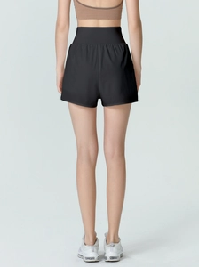 Vue arrière du short de sport noir à taille haute pour femmes en studio photo