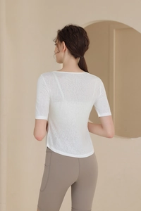 Vue arrière du haut de sport blanc translucide respirant avec short de yoga marron