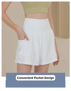 Detailansicht der weißen High-Waist Sportshorts mit praktischen Seitentaschen für das Fitnessstudio