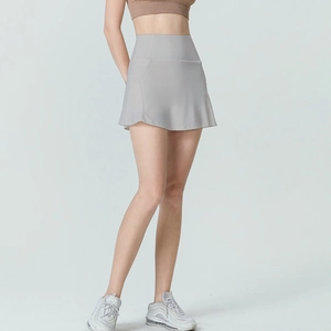 Lichtgrijze sportrok met hoge taille voor dames, ideaal voor tennis en yoga fitness