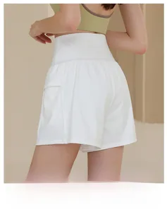 Detailansicht der weißen Sport-Shorts mit hoher Taille und doppellagigem Futterschutz