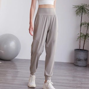 Pantalon de sport en nylon taupe à taille haute avec chevilles resserrées et coupe mince