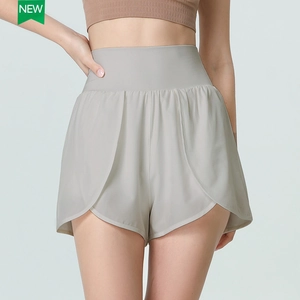 Short de sport taille haute gris clair double couche avec fentes latérales pour le yoga