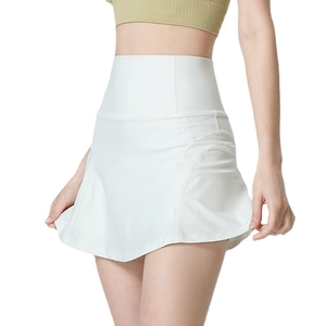 Jupe-short de sport blanche à taille haute pour le tennis avec ourlet incurvé et doublure