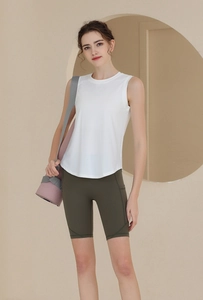Haut de sport blanc sans manches en mesh respirant avec short cycliste olive