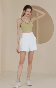 Detail der weißen High-Waist Sport-Shorts mit funktioneller Pattentasche und Gummizug