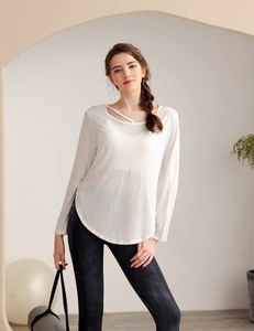 Détail du haut de yoga blanc respirant avec décolleté ajouré élégant et tissu léger