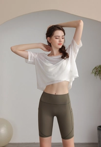Dettaglio top yoga in mesh bianco e pantaloncini ciclista a vita alta oliva