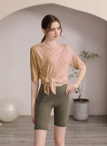 Haut de yoga ample à manches courtes avec nœud devant et short de sport vert