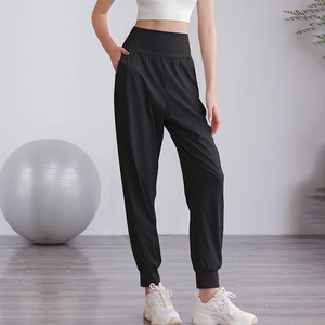 Pantaloni da yoga neri a vita alta da donna con tasche laterali e finitura opaca