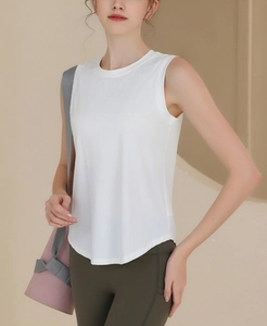 Gros plan sur le débardeur de yoga blanc en maille respirante avec ourlet arrondi
