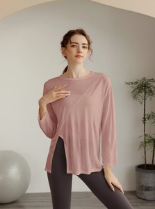Détail de la blouse de yoga rose avec fente latérale haute et tissu transparent respirant