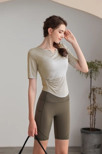 Détail du haut de sport vert clair à col en V froncé et short de yoga à taille haute