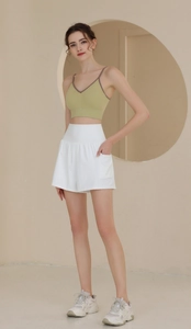 Detail von High-Waist-Sportshorts mit Seitentaschen und geripptem salbeigrünen Oberteil
