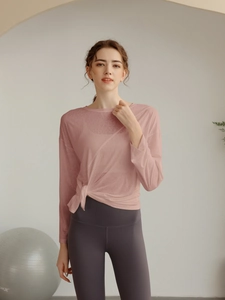 Détail du haut de yoga en tencel rose avec tissu léger transparent et nœud latéral