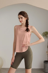 Canotta sportiva ampia rosa con spaccati laterali e pantaloncini da ciclista a vita alta oliva