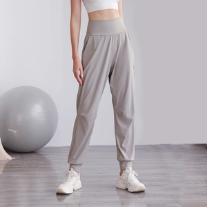Pantaloni da yoga a vita alta in nylon grigio chiaro con polsini e design slim da donna