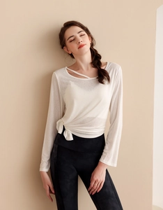 Détail du haut de yoga respirant en Tencel avec encolure asymétrique et nœud à la taille