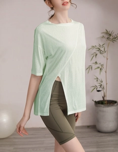 T-shirt de yoga vert menthe ample avec design asymétrique superposé et fentes latérales