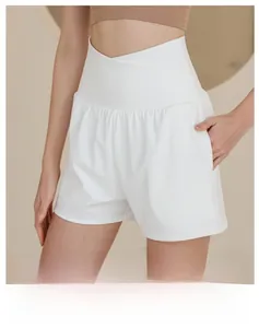 Détail du short de yoga blanc taille haute avec poches latérales et design à taille croisée