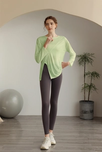 Détail du haut de yoga vert clair avec fente latérale et tissu respirant pour le fitness