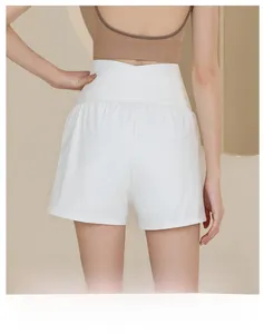 Détail du short de yoga blanc à taille haute avec design croisé et tissu élastique sport