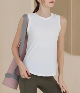 Détail du débardeur de sport blanc avec tissu micro-perforé et ourlet arrondi