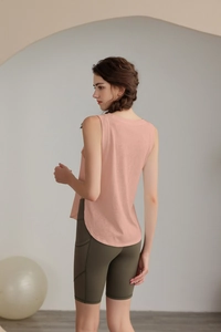 Vista laterale del gilet sportivo lungo traspirante rosa e pantaloncini da ciclista