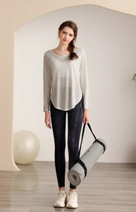 Détail du cache-cœur de yoga en tencel avec tissu respirant et encolure évidée élégante