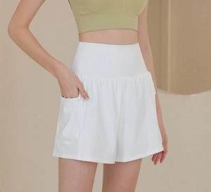 Detailansicht der weißen High-Waist Sportshorts mit praktischer Seitentasche für Yoga
