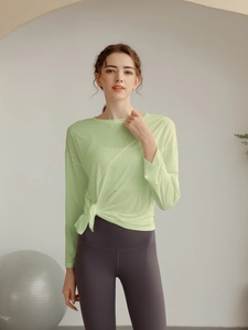 Détail du haut de yoga transparent vert clair avec un nœud latéral personnalisé