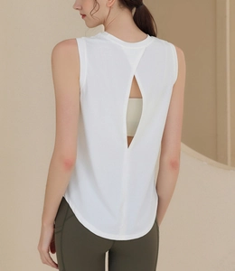 Vue détaillée du dos d'un débardeur de sport blanc avec mesh et découpe en forme de losange