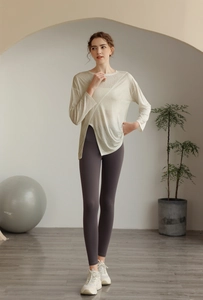 Haut de yoga ample à manches longues avec fente latérale et tissu tencel respirant