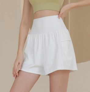 Detail der weißen High-Waist Sportshorts mit einer praktischen Seitentasche an der Hüfte