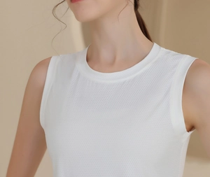 Détail du tissu mesh respirant blanc sur un débardeur de sport sans manches pour femme