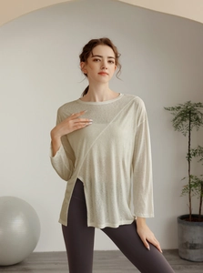 Détail du haut de yoga à manches longues semi-transparent avec fente latérale et maille