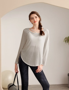 Détail du haut de yoga ample en tencel avec encolure croisée et ourlet arrondi fluide