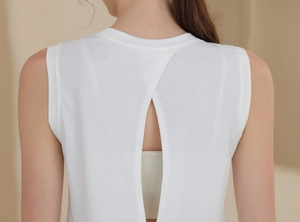Détail du débardeur de sport en mesh blanc avec dos ouvert et design respirant