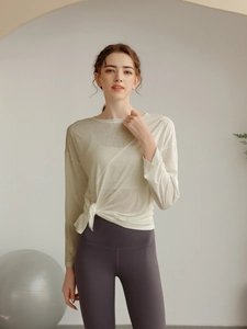 Détail d'un cache-cœur de yoga transparent à manches longues avec nœud et tissu respirant