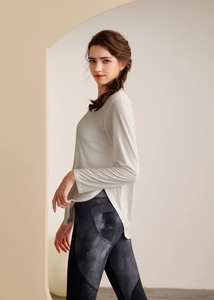Détail du haut de yoga blanc en tencel avec fentes et legging tie-dye taille haute